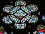 Notre Dame Glasfenster im inneren der Kathedrale Notre Dame.